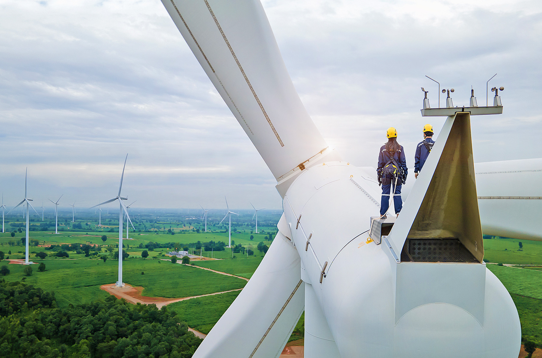 Ingineure auf einer Windenergieanlage
